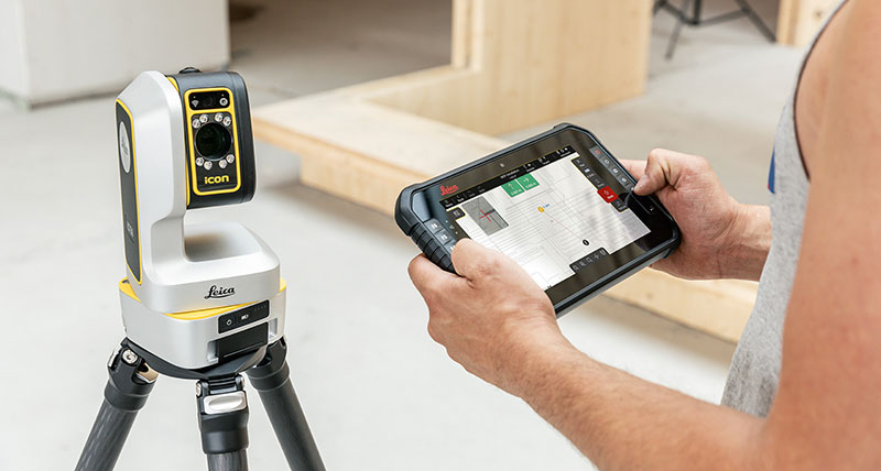 Leica iCON iCS50 med svart nettbrett satt opp for å dokumentere målene til en digital kjøkkenbenkeplate.